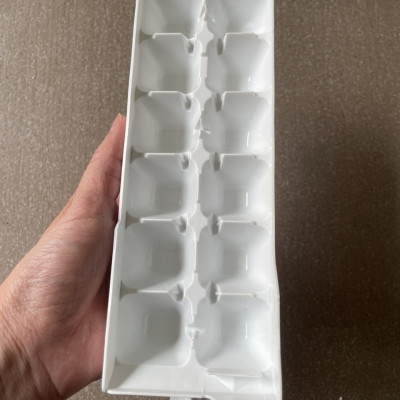 KHAY ĐÁ XOAY TRONG HỘP LÀM ĐÁ TỰ ĐỘNG TỦ LẠNH TOSHIBA - HÀNG CHÍNH HÃNG