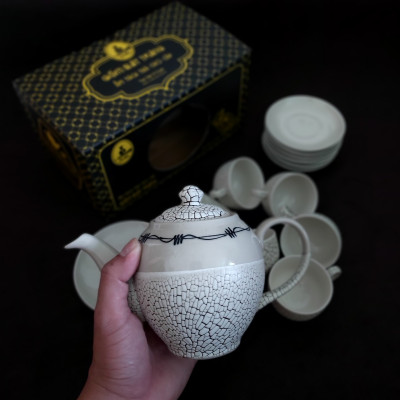 Bộ Ấm Uống trà Bát Tràng mẫu Tròn – Hoa văn nổi sần kiểu đất nẻ cực đẹp – 1 ấm, 6 ly, 7 dĩa - hộp carton - Màu Trắng Ngà Ivory
