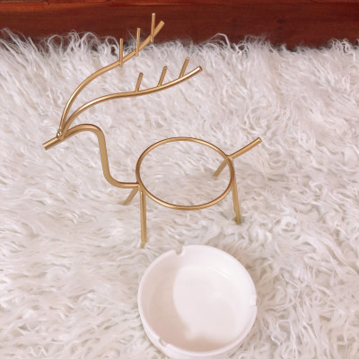 Gạt tàn thuốc bằng sứ, khung sắt đỡ uốn hoa văn hình hươu 