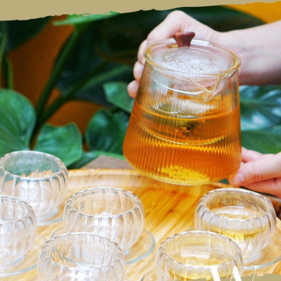 BỘ ẤM CHÉN PHA TRÀ THỦY TINH KÈM KHAY GỖ, 6 ĐĨA LÓT TÁCH - VD124