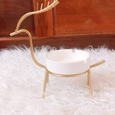 Gạt tàn thuốc bằng sứ, khung sắt đỡ uốn hoa văn hình hươu 