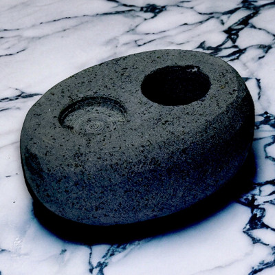 Khay đá đựng khăn nén 2 lỗ (gồm 1 lỗ đựng khăn & 1 lỗ đựng nước) sử dụng cho 1 khách. Được sử dụng trong nhà hàng sushi