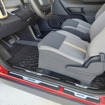 Miếng dán/ decal bảo vệ bậc cửa ô tô – Carbon loại dày – 4 miếng – Chống xước mép cửa cho xe VinFast VF3