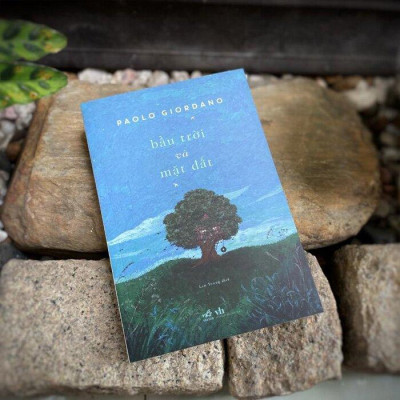 Sách - Bầu trời và mặt đất (Nhã Nam HCM)