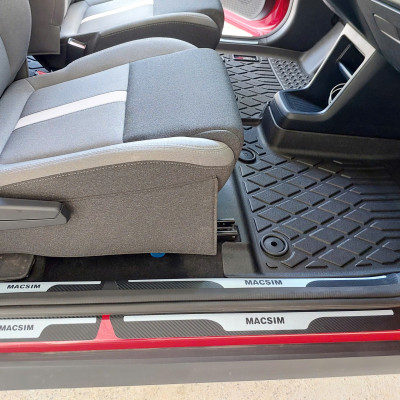 Miếng dán/ decal bảo vệ bậc cửa ô tô – Carbon loại dày – 4 miếng – Chống xước mép cửa cho xe VinFast VF5