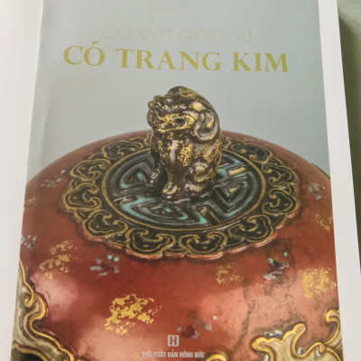 Sách Cổ vật gốm sứ có trang kim