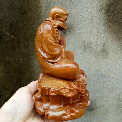 Tượng đạt ma sư tổ ngồi thiền đế gốc cây mai bằng gỗ bách xanh thơm phức kt cao 15×14×8cm