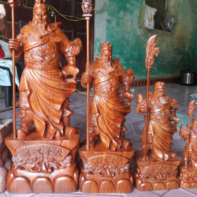 Tượng quan công cầm đáo đứng trên gốc cây tùng kt cao 40