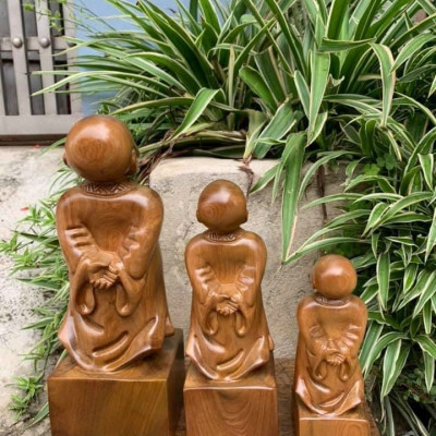 Tượng tùy duy tượng chú tiểu bằng gỗ bách xanh kt cao 20