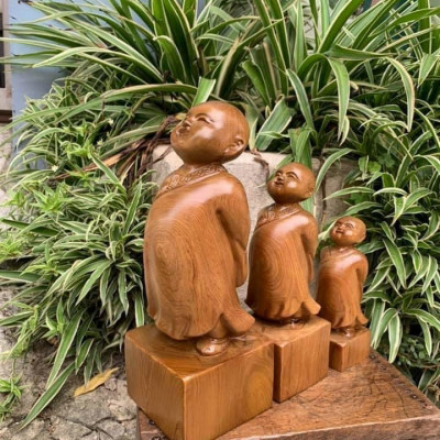 Tượng tùy duy tượng chú tiểu bằng gỗ bách xanh kt cao 20