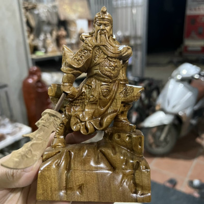 TƯỢNG QUAN SÁCH ĐAO BẰNG GỖ BÁCH XANH THƠM NỨC  KT CAO 15×8×6CM