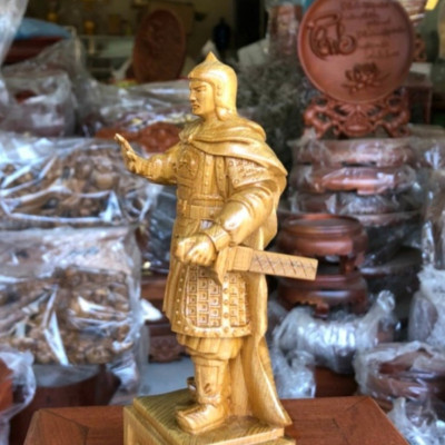 TƯỢNG HOÀNG ĐẾ QUANG TRUNG BẰNG GỖ BÁCH XANH THƠM NỨC KT CAO 20CM