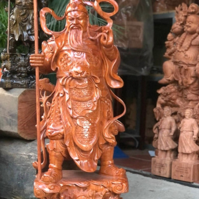 Tượng quan công cầm đao trấn ải đứng trên đầu hổ phù bằng gỗ hương đá liền khối kt cao 120×41×30cm