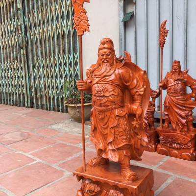 Tượng quan công cầm đao đứng trên gốc cây tùng kt cao 70