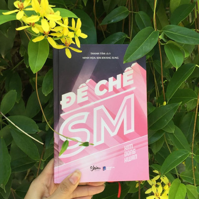 Combo Sách Hot - Số Lượng Có Hạn: Đế Chế SM + Gỉai Mã Hành Tinh EXO (Tặng Kèm Photobook In Màu, Bookmark Happy Life)