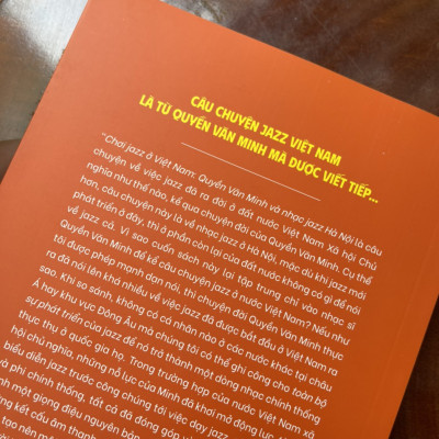CHƠI JAZZ Ở VIỆT NAM: QUYỀN VĂN MINH VÀ NHẠC JAZZ HÀ NỘI - Stan Bh Tan -Tangbau – Quyền Văn Minh - Hiền Trang dịch – Omegaplus (Bìa mềm)