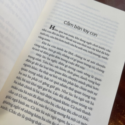 CẦM BÀN TAY CON - Ngô Nguyệt Hữu – NXB Văn Học – bìa mềm