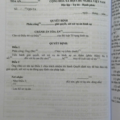 Sách So Sánh - Đối Chiếu Bộ Luật Tố Tụng Hình Sự Năm 2015 sđ, bs năm 2021 và Các Biểu Mẫu Trong Bộ Luật Tố Tụng Hình Sự (V2226A)