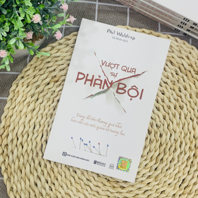 Sách Vượt Qua Sự Phản Bội: Đừng Để Tổn Thương Quá Khứ Hạn Chế Các Mối Quan Hệ Tương Lai