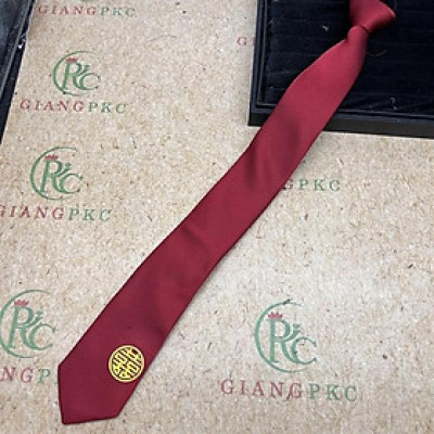 Cà vạt nam chú rể màu đỏ song Hỷ vàng tròn mẫu 6cm dây kéo thắt sẵn màu đỏ tăm
