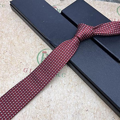 Cà vạt nam màu đỏ đô chấm họa tiết mẫu tự thắt bản nhỏ 6cm cho nam mẫu mới t1/2024