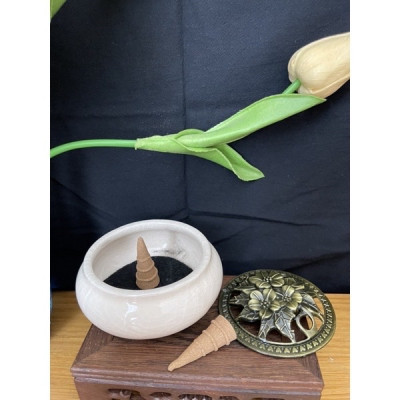 Lư xông trầm bằng gốm  có tấm lót chống nóng , chống ố vàng đáy lư , lư hương sứ  kèm đế cắm được tất cả các loại nhang , giúp tạo ra bầu không khí trong lành , tĩnh tâm và an lạc   