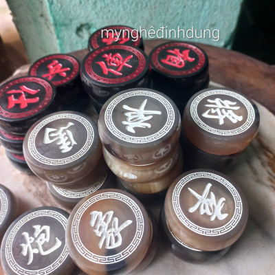 BỘ QUẦN CỜ TƯỚNG BẰNG SỪNG TRẮNG  ĐEN CAO CẤP KT 4.0×1.2CM 