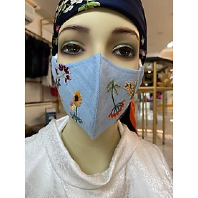 Khẩu trang vải thêu tay.