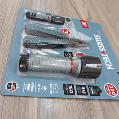Bộ dụng cụ đa năng SWISS+TECH ST001256 : 15 trong 1, 2 đèn pin siêu sáng, đồng hành mọi lúc mọi nơi