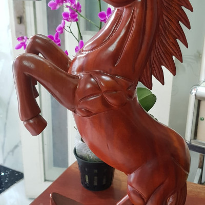 Tượng Ngựa Gỗ mỹ nghệ gỗ Gõ màu đỏ size cao 60cm x ngang 30cm x Sâu 12,5cm Ý nghĩa trưng ngựa biểu tượng sự thành công trưng phòng khách , bàn làm việc to quà biếu tặng tân gia, quà tặng Sếp, quà tặng người thân ý nghĩa ạ