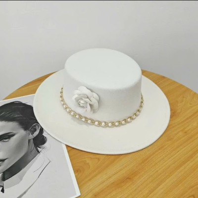 Nón mũ nỉ fedora: Thiết kế vành bằng phối hạt đai xích gắn hoa, tạo nên vẻ ngoài trắng nhã. Chất liệu nỉ mềm mại, mang lại cảm giác thoải mái khi sử dụng.   Kiểu dáng nón fedora hợp thời trang, phù hợp với nhiều phong cách thời trang Dona25090905