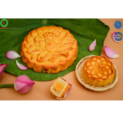 BÁNH TRUNG THU MẶT TRĂNG 002: HẠT SEN MACCA - KHOAI MÔN HẠNH NHÂN 8 TRỨNG 800G ( 2 LOẠI NHÂN TRONG CÙNG 1 BÁNH) - VIỆT NAM