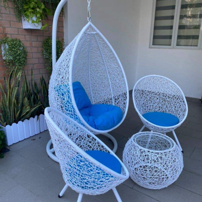 Bộ xích đu sân vườn Juno Sofa bao gồm 01 xích đu đơn, 2 ghế đơn và 01 bàn tròn kính, đã bao gồm nệm ngồi.