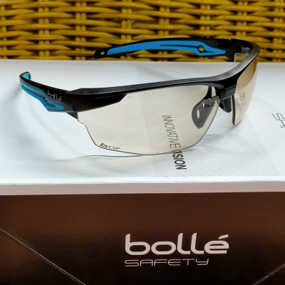KÍNH BẢO HỘ BOLLE TRYON, Lớp phủ Platinum có khả năng chống xước cao, chống lại các hóa chất mạnh nhất và làm chậm sự xuất hiện của sương mù.  Bảo vệ 99,9% tia UVA/UVB