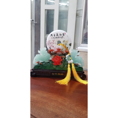 Tượng Đồng Tiền ngọc bội Trắng Tài Lộc Đẹp Size Nhỏ Vừa Dài 28cm x Cao 24cm x Sâu 9cm có Hình Cặp Chim Cong Hoa Đào đẹp Tài Lộc bên Cặp Tỳ Hưu Xanh Ngọc nhẹ đẹp sang Hút Tài Lộc có Như Ý thỏi vàng đế gỗ hoa đẹp quá biểu tượng sự cao quý ạ