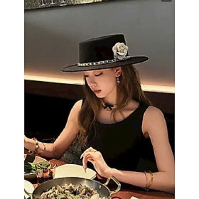 Nón mũ nỉ fedora: Thiết kế vành bằng phối hạt đai xích gắn hoa, tạo nên vẻ ngoài trắng nhã. Chất liệu nỉ mềm mại, mang lại cảm giác thoải mái khi sử dụng.   Kiểu dáng nón fedora hợp thời trang, phù hợp với nhiều phong cách thời trang Dona25090905