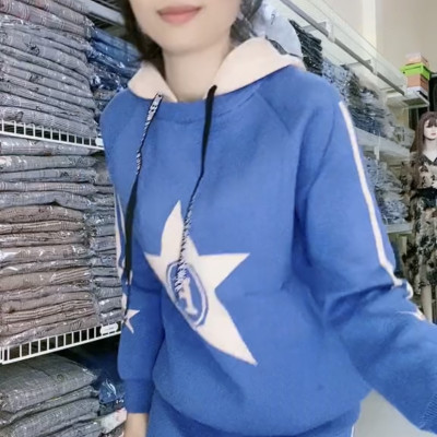 Set cao cấp váy và áo có nón giảm tuổi cho nữ phong cách thể thao năng động.