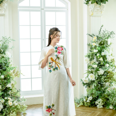 Áo dài thiết kế trắng suông kết hoa ( size M )