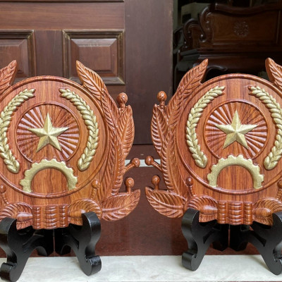 Huy hiệu công an nhân dân trạm khắc bằng gỗ hương đá 