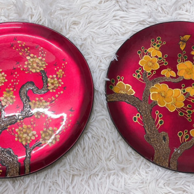 Dĩa sơn mài cao cấp Thanh Bình Lê vẽ hoa mai vàng trên nền đỏ kết hợp khảm vỏ trứng đẹp mắt size 25 cm