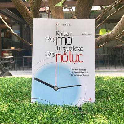 ComBo sách: Khi Bạn Đang Mơ Thì Người Khác Đang Nỗ Lực (TB) + Nói Nhiều Không Bằng Nói Đúng (TB)