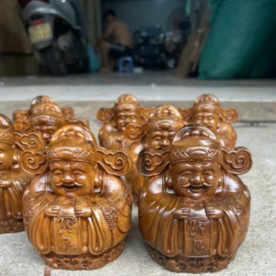 Tượng Thần tài chipi bằng gỗ bách xanh thơm nức kt cao 12×10×9cm 