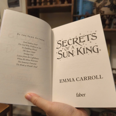 Sách - Secrets of a Sun King by Emma Carroll | Historical Children