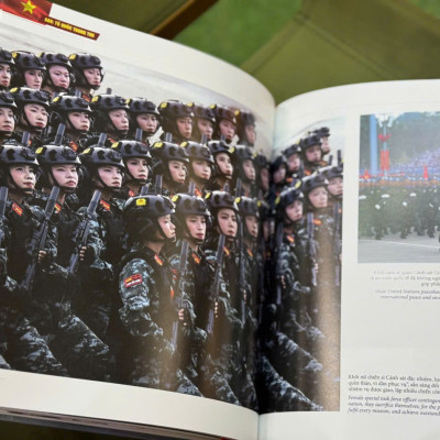 (Sách ảnh song ngữ) A80: TỔ QUỐC TRONG TIM – NXB Thông Tấn