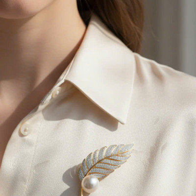 Trâm Cài Áo Vest, Áo Dài Đính Ngọc Trai Baroque Hình Lông Vũ thời trang thiết kế Hity ACC404