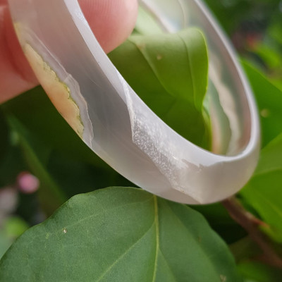 Vòng tay phong thuỷ Nữ Bản Hẹ Đá Mã Não Trắng trong vân hoa đẹp Vòng màu trắng trong Ni 50mm x Cao 12mm x dầy 6,5mm Hợp nữ mệnh kim mệnh Thủy ạ