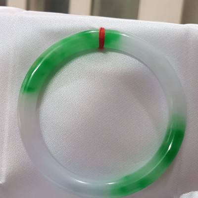 Vòng tay Nữ Đá Cẩm Thạch mới TR Lý 57 mm x cọng 7,5mm Màu Xanh lý tươi trắng 2 bên đều vòng đẹp Nữ 55kg - 64kg đeo đẹp món quà tặng chính mình và người thân đeo đẹp ạ