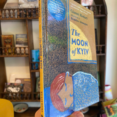 Sách - The Moon of Kyiv by Gianni Rodari | English Children Picture Book / Hardcover / Ngoại văn