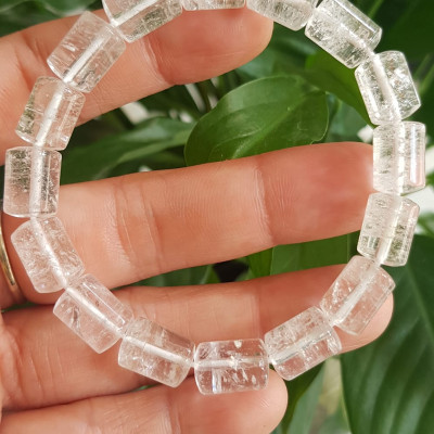 Vòng tay đá thạch anh trắng trong khúc mới đẹp size hạt 8mm x dài 11mm Chất liệu đá thạch anh trắng tự nhiên Rất hợp nữ mệnh kim mệnh Thủy các anh nam thích đeo vòng tay hạt size nhỏ thì đây ạ 