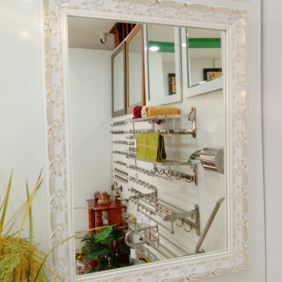 Gương soi Kibath khung màu trắng bảng 6 phân họa tiết vàng KT 60x80 cm, KB-129